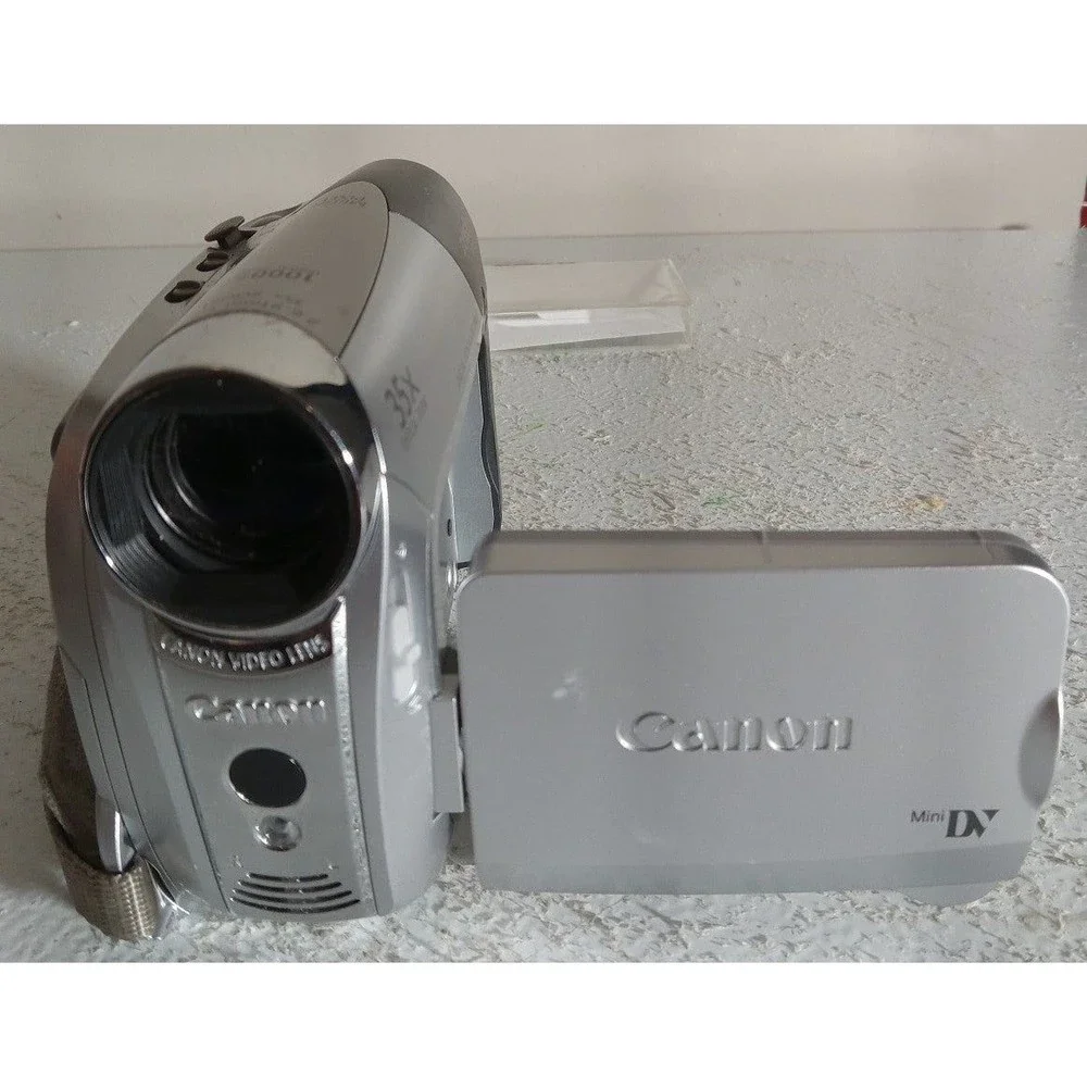 Canon ZR850 Mini DVD Camcorder With Remote, Charger